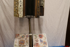 Instrumenty 1a1 harmonia polska trzyrzędowa pedałowa 24 basy (Pracownia Harmonji Władysława Leonardta i syna Adolfa Leonardta Warszawa)