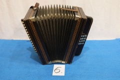 Instrumenty 6 harmonia dwurzędowa 12 basów (półtonówka) (Organmistrz W. Kluziński Radom ciemna 056)