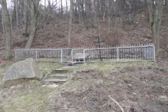2014-04-21 Inowłódz - pomnik (2)