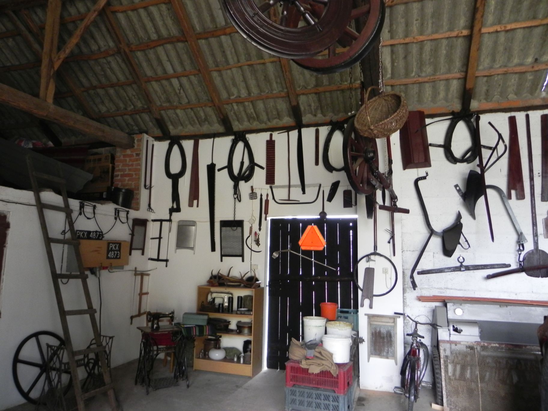 2012 Galeria Staroci u Zdzisława Sochy – Sierzchowy. Galeria zdjęć z okresu lat 2006 do 2011 przedstawiająca zebrane starocie przez Zdzisława Sochę. 2012 Galeria Staroci u Sochy (84)