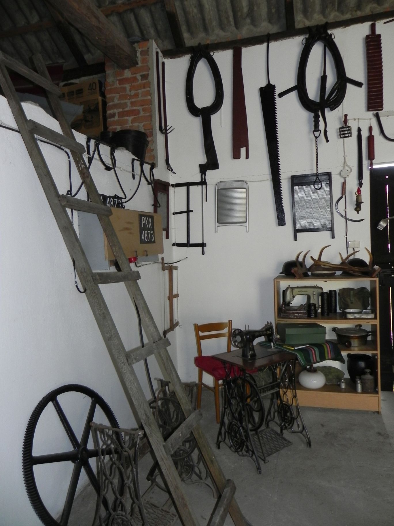 2012 Galeria Staroci u Zdzisława Sochy – Sierzchowy. Galeria zdjęć z okresu lat 2006 do 2011 przedstawiająca zebrane starocie przez Zdzisława Sochę. 2012 Galeria Staroci u Sochy (92)