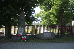 2018-05-20 Wysokienice - pomnik (1)