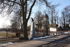 2019-02-09 Wysokienice - pomnik (1)