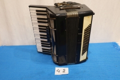 Instrumenty 42a akordeon czarny (J. Kępa) (084)