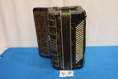Instrumenty 47a akordeon guzikowy niekompletny (090)