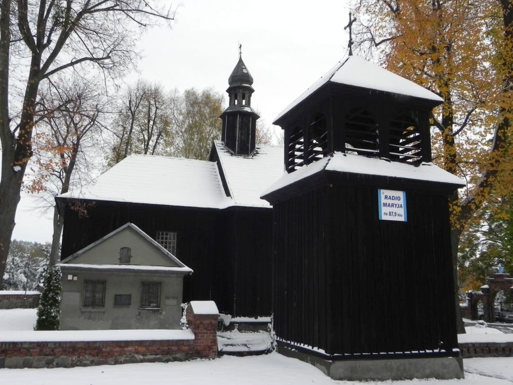 2012-10-28 Niesułków - kościół drewniany (5)