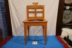 Do prania 25a krzesło z wyciętym otworem na miskę do mycia