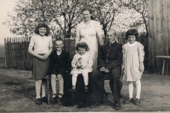1941-06-01 Janina - Rodzina w komplecie.