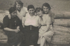 1941r. Sierzchowy - Maria, Irena, Witka i Staśka Ponewczyńskie z matką Marianną Ponewczyńską