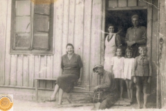 1943.08.17 Sierzchowy - Marianna, Dzitka, Mietek i Michał Ponewczyńscy, Emilia Koza i Bronek Górnik