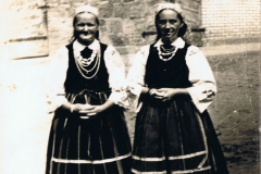 1960r. Wysokienice - Marysia Szewczyk i Marysia Kowalczyk