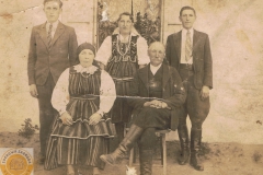 1945 Mała Wieś - z przodu Katarzyna i Michał Augustyniak, wujek, Wiktoria z domu Królak i Jan Augustyniak