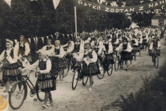 1960r. Procesja na rowerach z wędrującym Obrazem Matki Boskiej z Libiszowa do Smardzewic