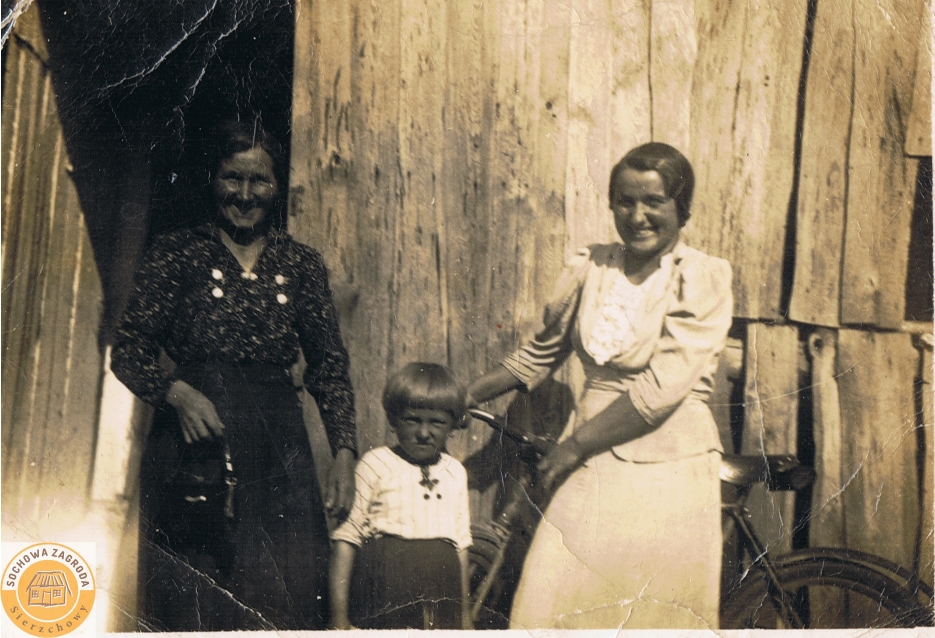1938r. Chorzęcin - Marianna Ogórek z córką Barbarą Ogórek i kramarka