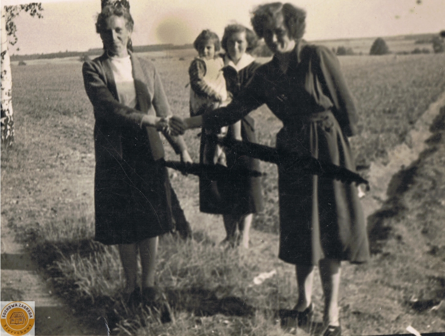 1952r. Krzykowice koło Wolborza - Maria Wojciechowska, Barbara Ogórek i koleżanka z córką
