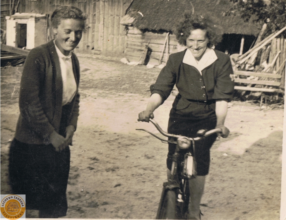 1952r. Krzykowice koło Wolborza - Maria Wojciechowska, Barbara Ogórek