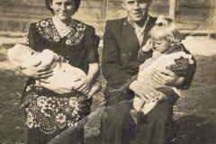 1955r. Dębniak koło Ujazdu - Maria i Bolesław Smyczek z dziećmi