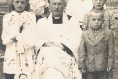 1958r. Chorzęcin - ks. Bolesław Wojciechowski, Barbara Smyczek