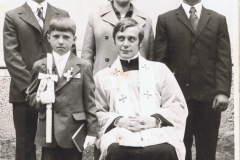 1975.05 Chorzęcin - rodzina Smyczków, ks. Paweł Podkomurka