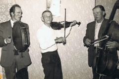 lata 80 u.b.w. Sady - u Kędzierskich. Józef Kędzierski, Józef Kędzierki, Sefan Kędzierski. (foto Andrzej Bieńkowski Warszawa)